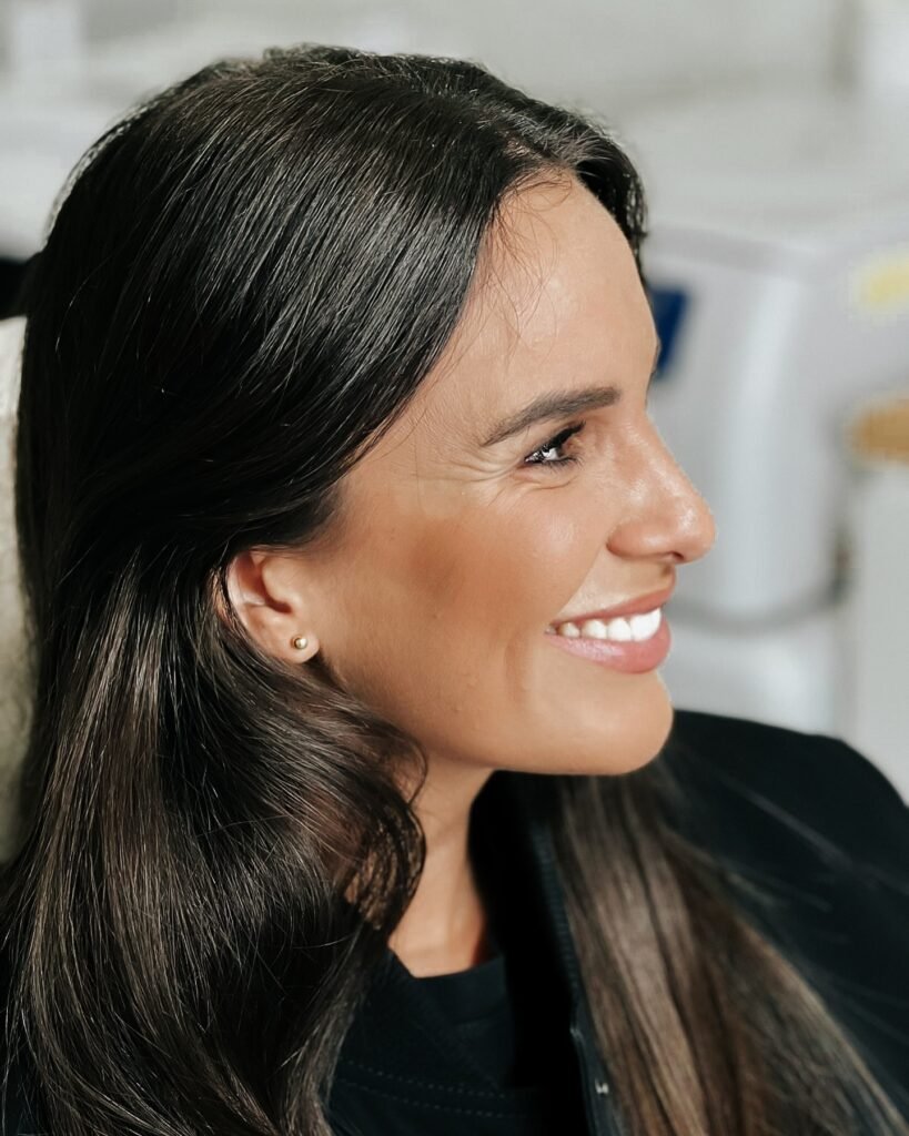 Mujer de perfil sonriendo